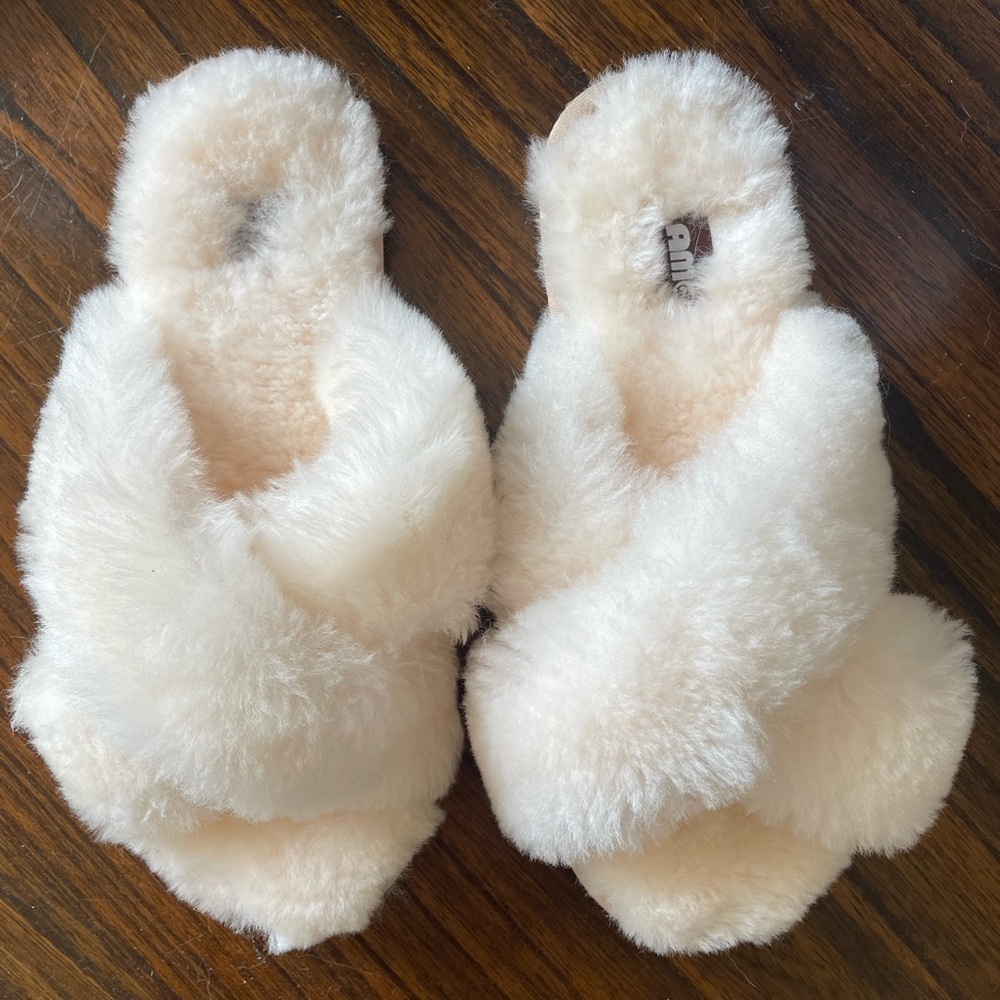 NWOT Lamo, size medium (7-9), ivory fuzzy crossover strap faux fur slippers